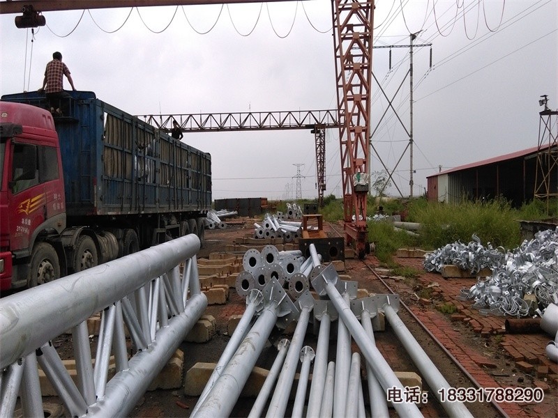 交通標(biāo)志桿 裝車